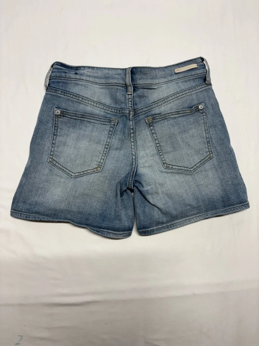 Pilcro Slim Boyfriend Jean Shorts — Anthropologie —
Size 26 - Picture 5 of 8